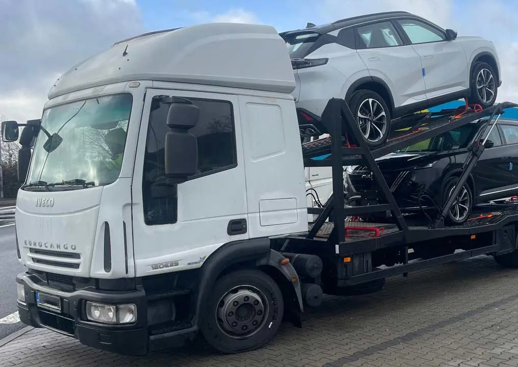Autoprepravník AboutCars naložený novými SUV