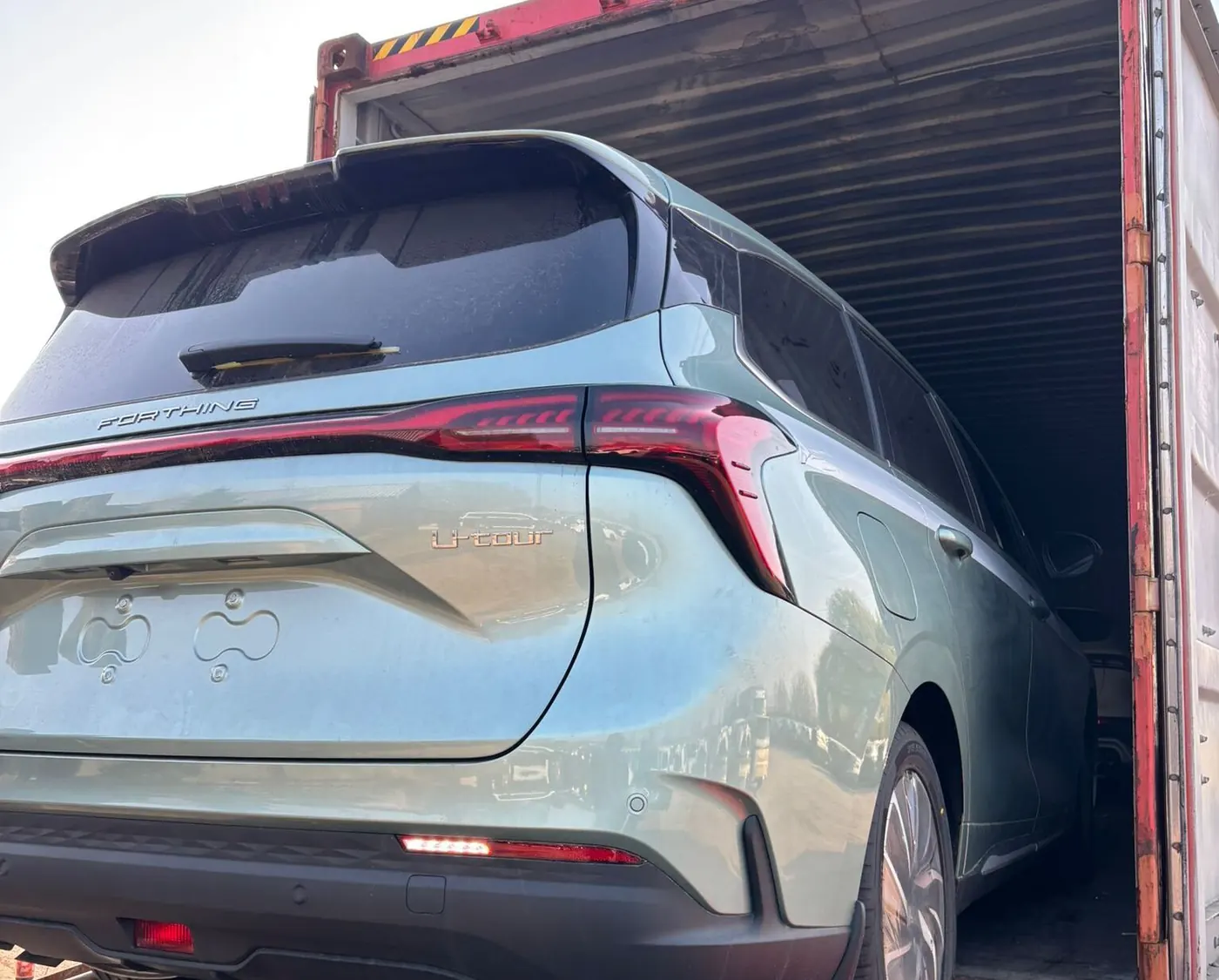 Nové auto pri vykladaní z námorného kontajnera